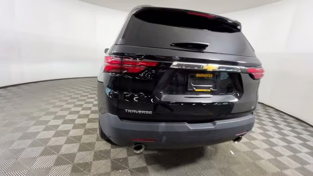 2023 Mosaic Black Metallic Chevrolet Traverse LT FWD SUV