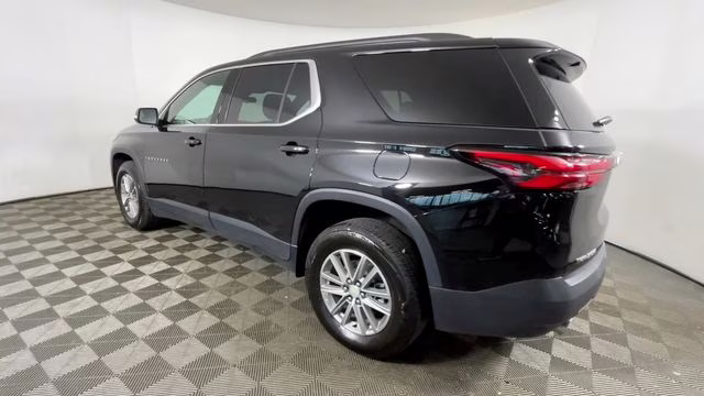 2023 Mosaic Black Metallic Chevrolet Traverse LT FWD SUV