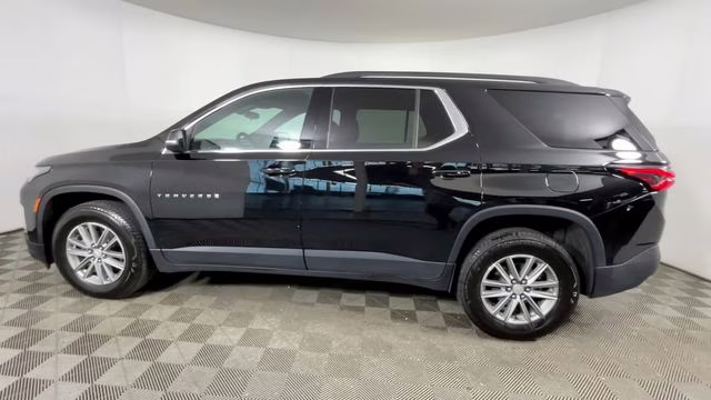 2023 Mosaic Black Metallic Chevrolet Traverse LT FWD SUV