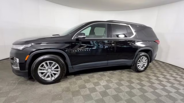 2023 Mosaic Black Metallic Chevrolet Traverse LT FWD SUV