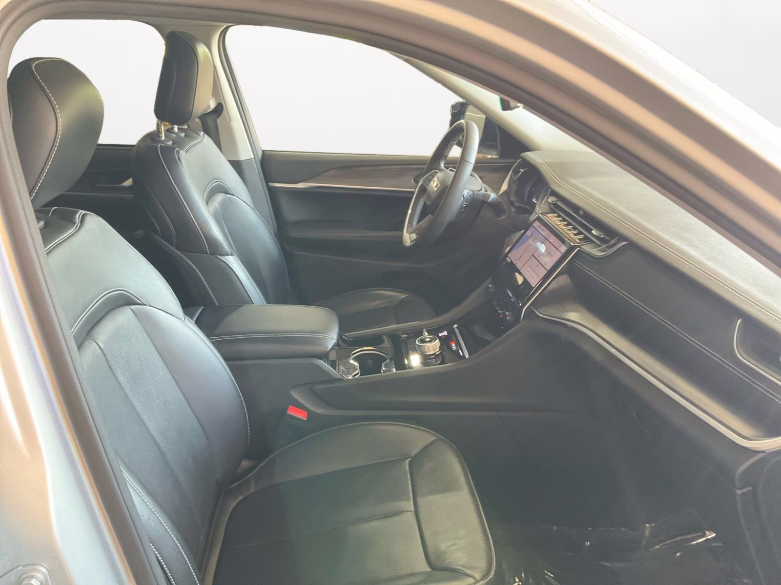 2023 Silver Zynith Jeep Grand Cherokee Limited 4X4 SUV