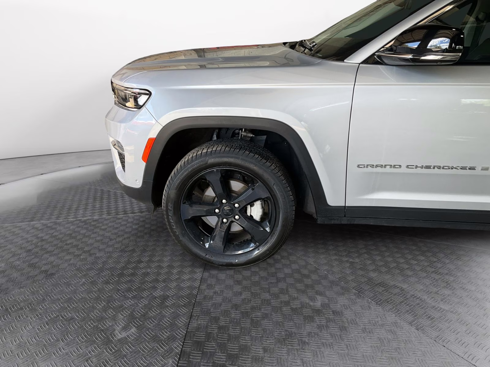 2023 Silver Zynith Jeep Grand Cherokee Limited 4X4 SUV