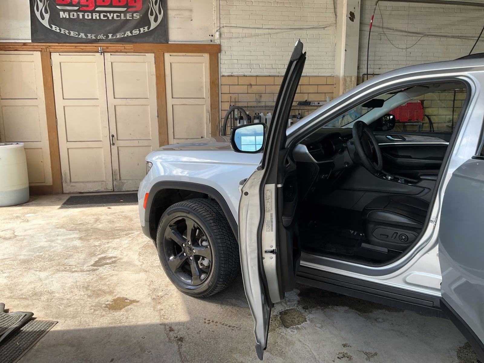 2023 Silver Zynith Jeep Grand Cherokee Limited 4X4 SUV
