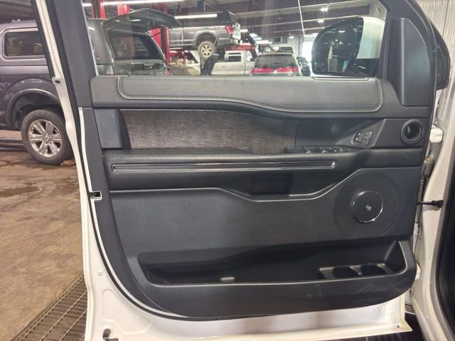 2018 White Platinum Metallic Tri-Coat Ford Expedition Max Limited 4X4 SUV