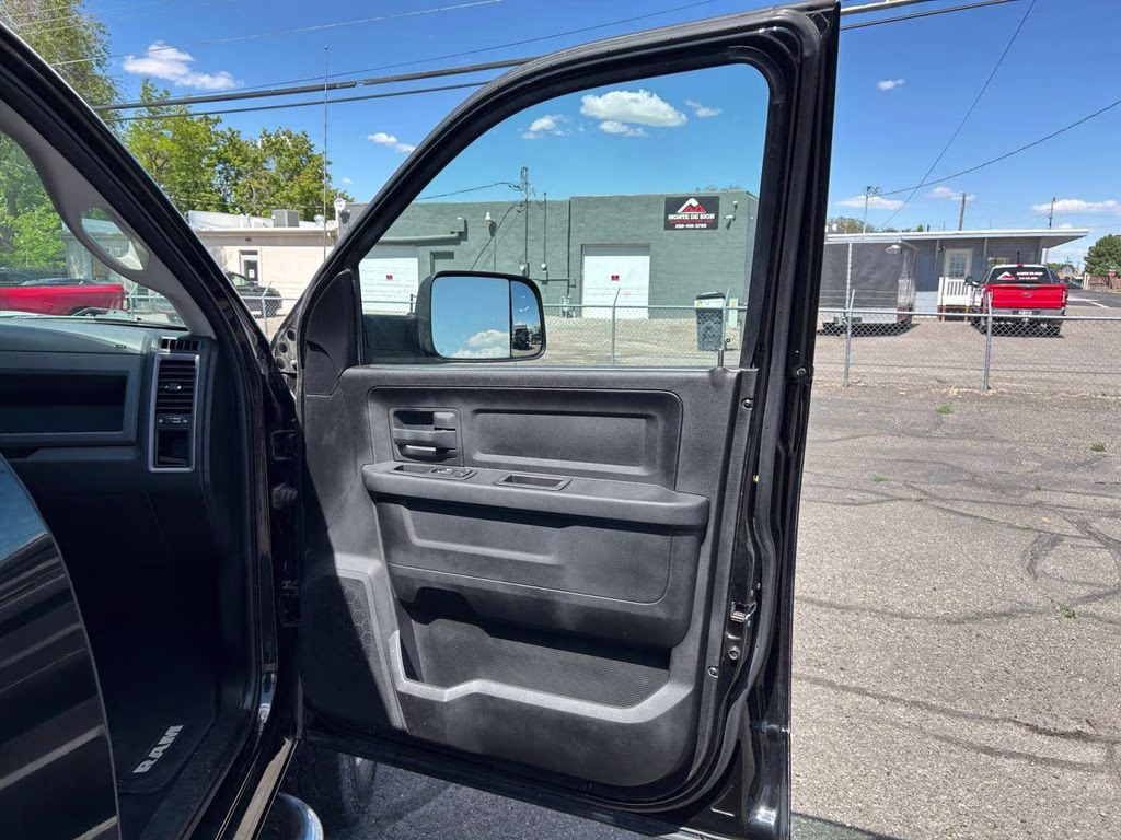 2018 Brilliant Black Crystal Pearlcoat Ram 2500 Tradesman 4X4 Truck