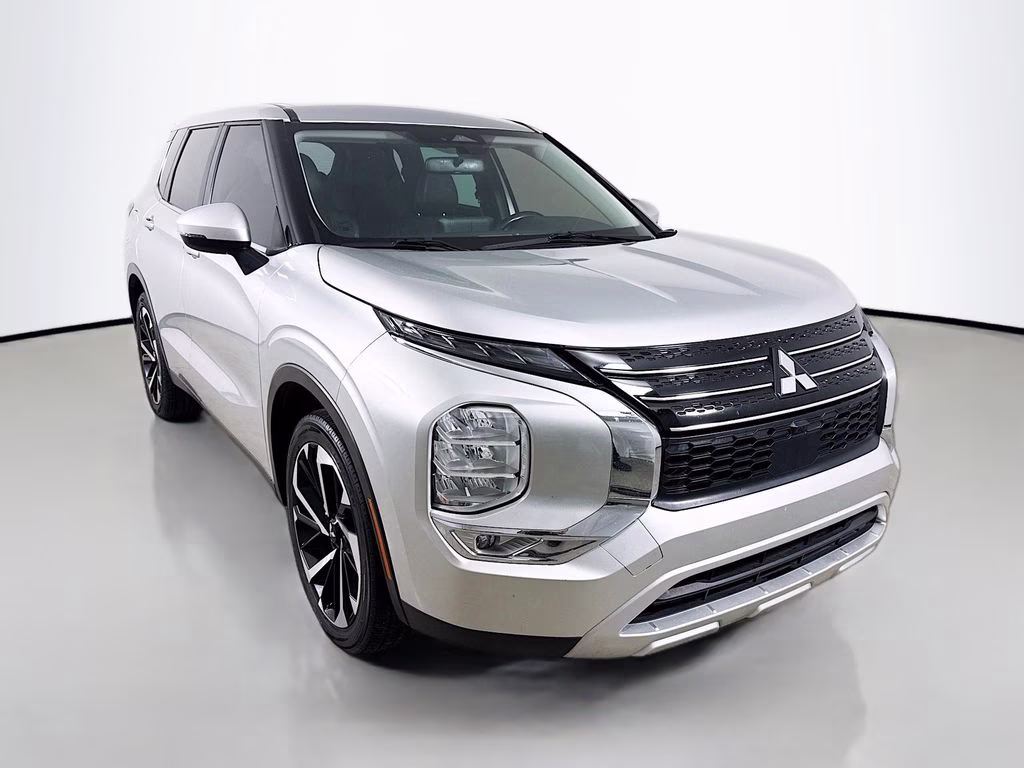 2023 Alloy Silver Metallic Mitsubishi Outlander SE FWD SUV