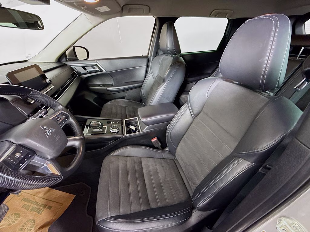 2023 Alloy Silver Metallic Mitsubishi Outlander SE FWD SUV