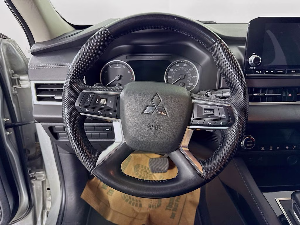 2023 Alloy Silver Metallic Mitsubishi Outlander SE FWD SUV