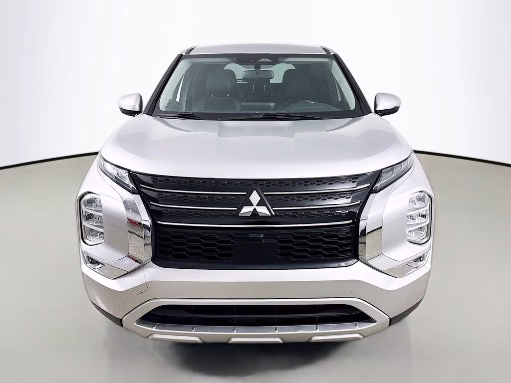 2023 Alloy Silver Metallic Mitsubishi Outlander SE FWD SUV