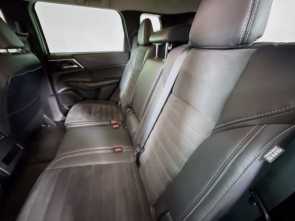 2023 Alloy Silver Metallic Mitsubishi Outlander SE FWD SUV