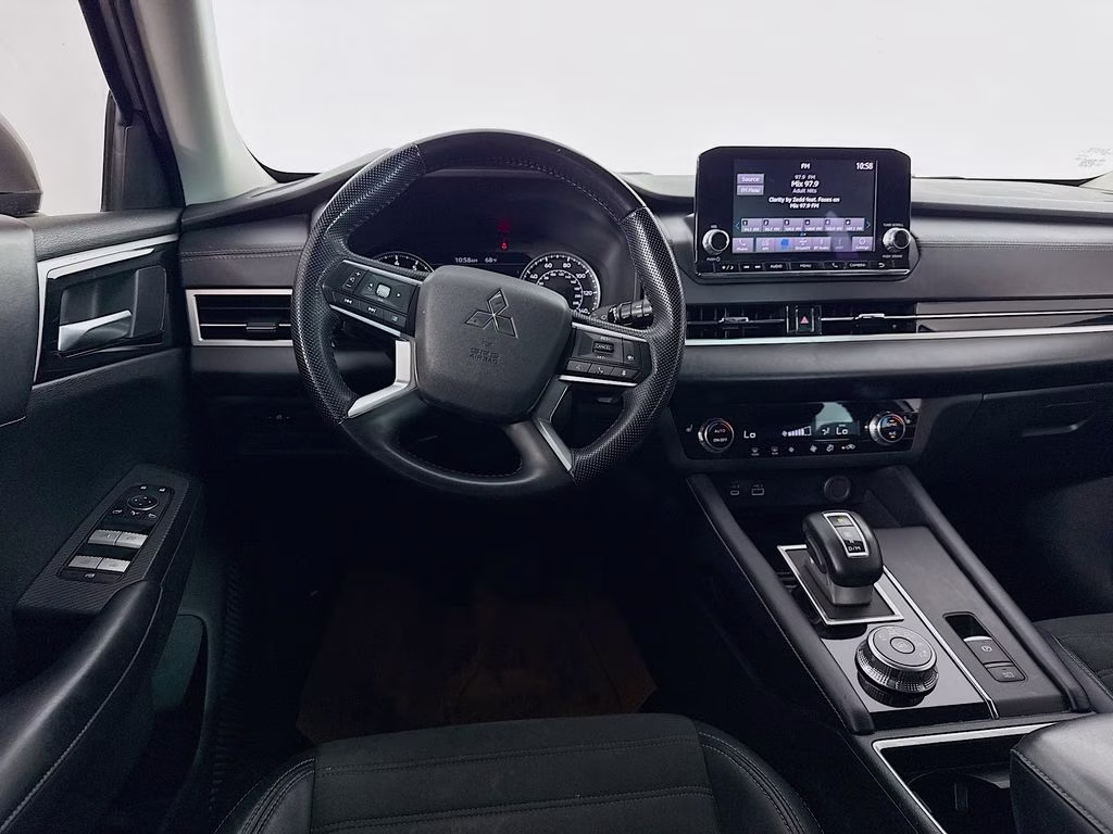 2023 Alloy Silver Metallic Mitsubishi Outlander SE FWD SUV