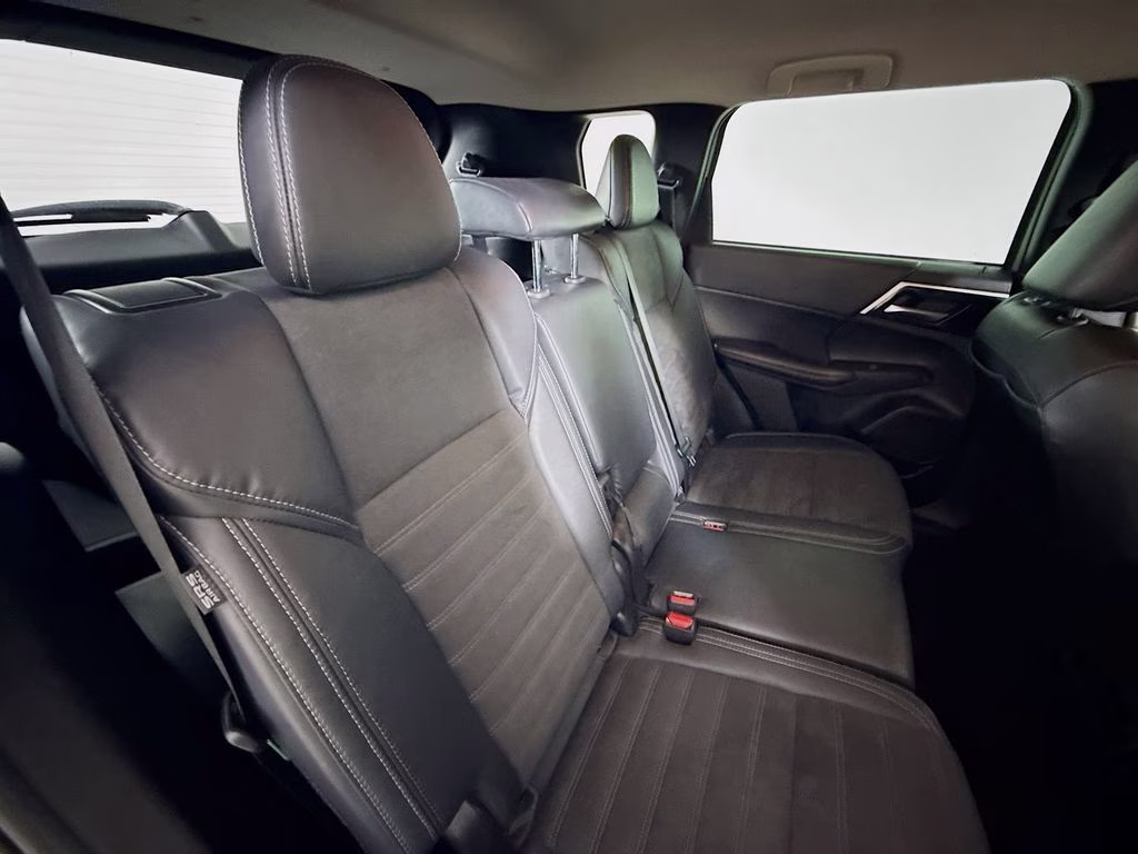 2023 Alloy Silver Metallic Mitsubishi Outlander SE FWD SUV
