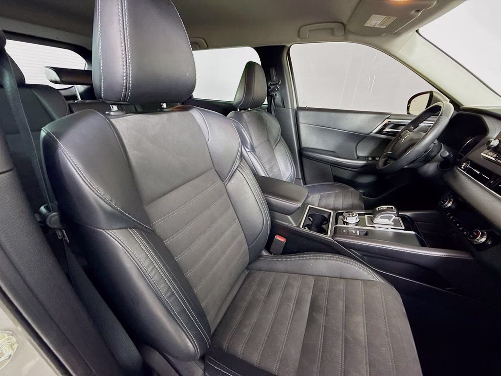 2023 Alloy Silver Metallic Mitsubishi Outlander SE FWD SUV