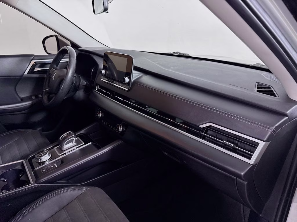 2023 Alloy Silver Metallic Mitsubishi Outlander SE FWD SUV