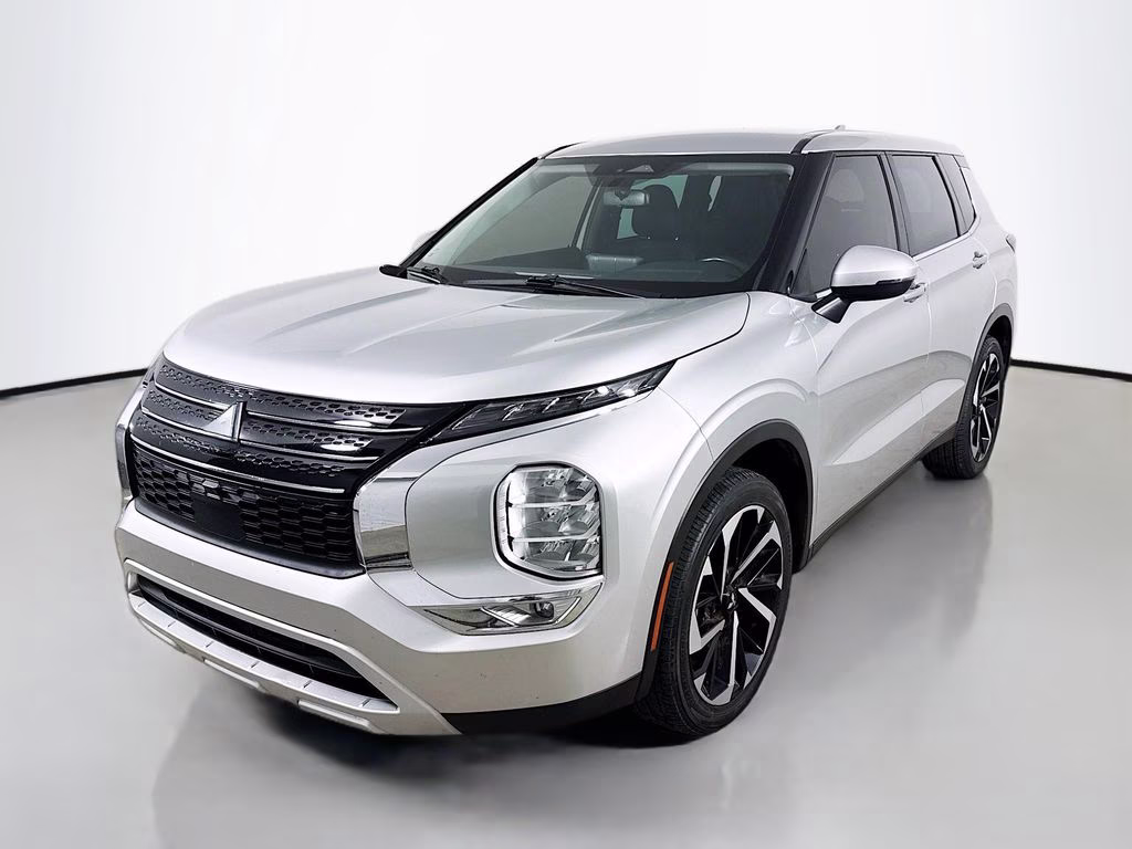2023 Alloy Silver Metallic Mitsubishi Outlander SE FWD SUV