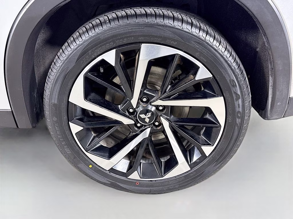 2023 Alloy Silver Metallic Mitsubishi Outlander SE FWD SUV