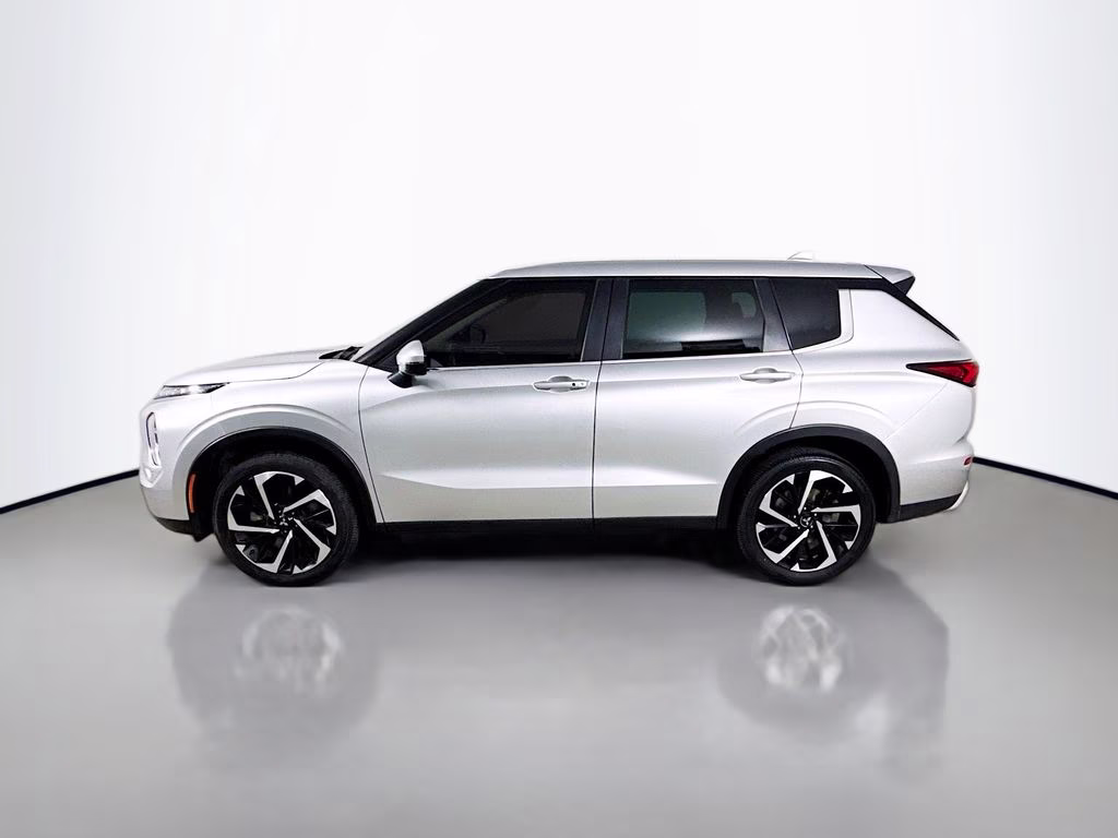 2023 Alloy Silver Metallic Mitsubishi Outlander SE FWD SUV