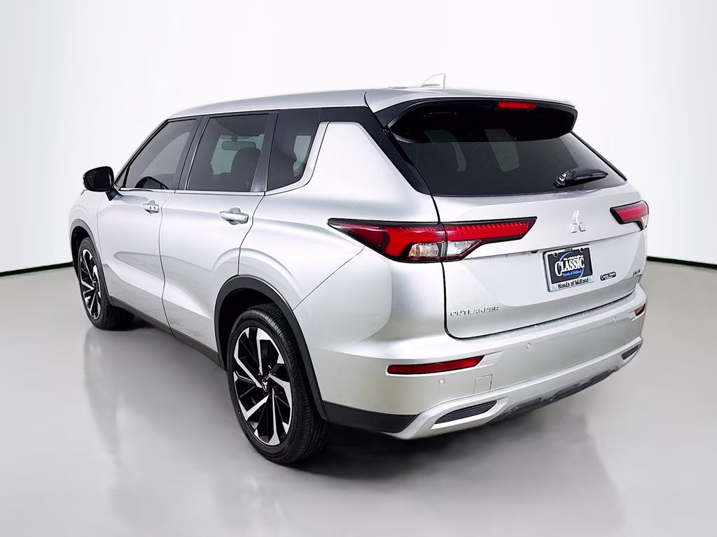 2023 Alloy Silver Metallic Mitsubishi Outlander SE FWD SUV