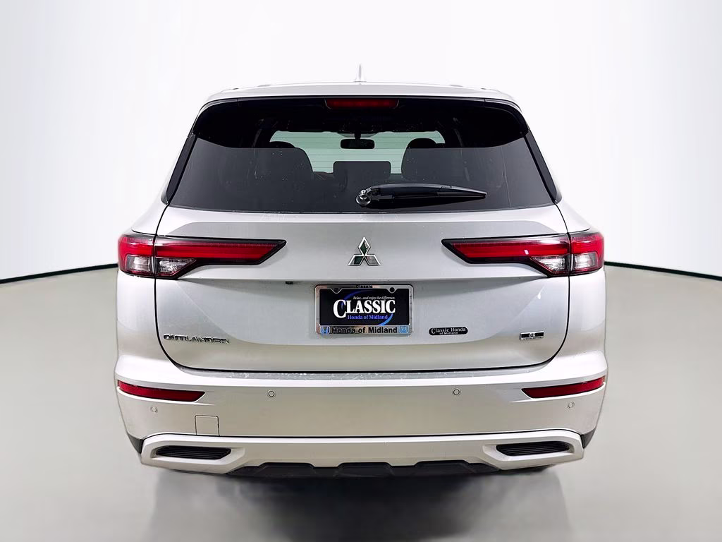 2023 Alloy Silver Metallic Mitsubishi Outlander SE FWD SUV