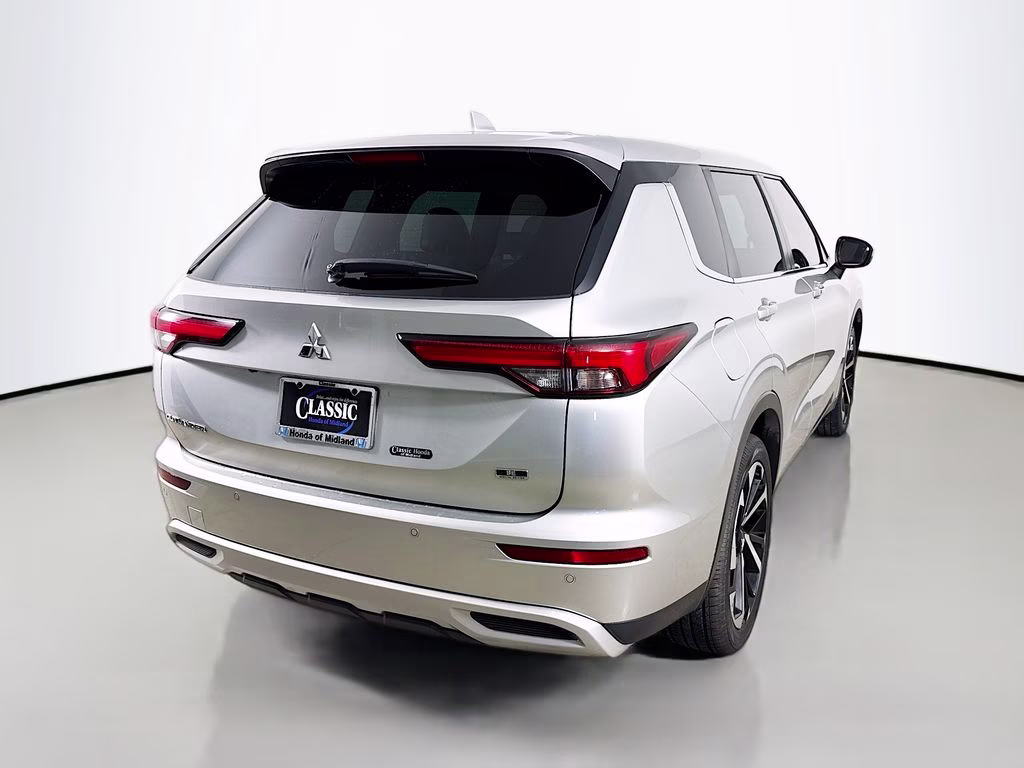 2023 Alloy Silver Metallic Mitsubishi Outlander SE FWD SUV