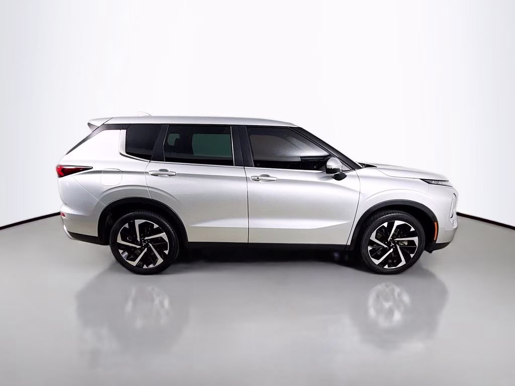 2023 Alloy Silver Metallic Mitsubishi Outlander SE FWD SUV