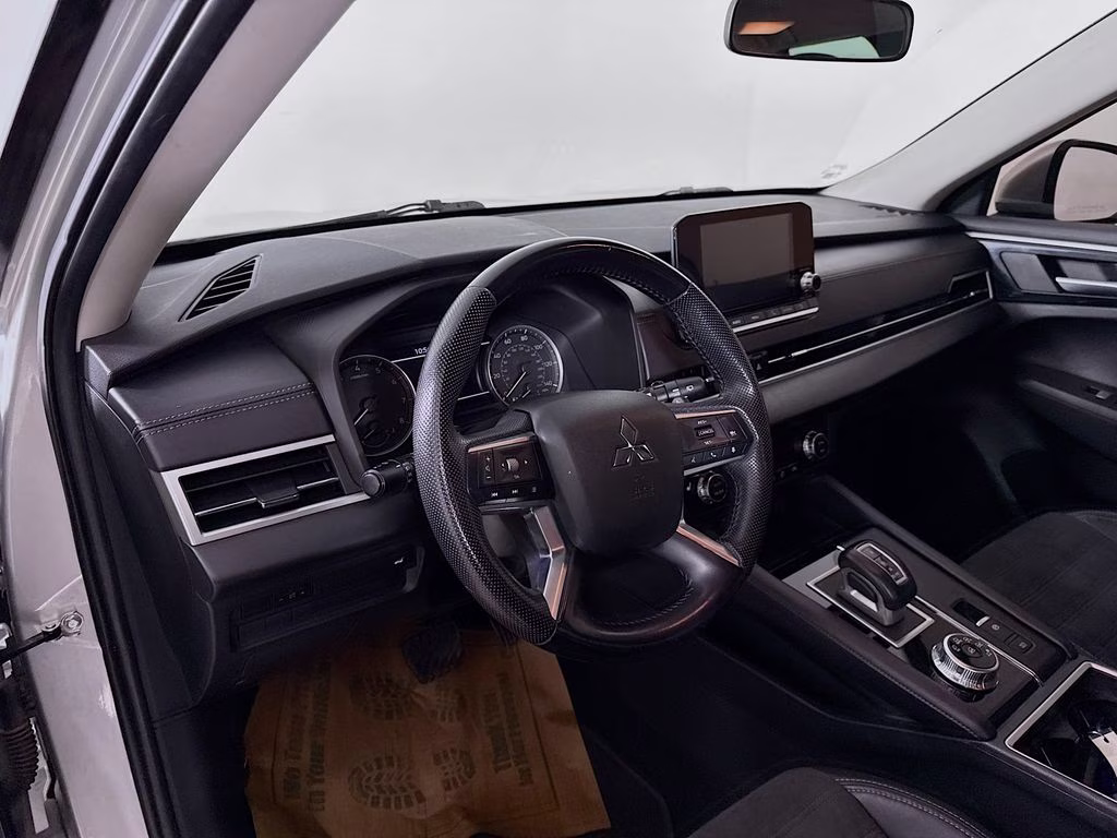 2023 Alloy Silver Metallic Mitsubishi Outlander SE FWD SUV