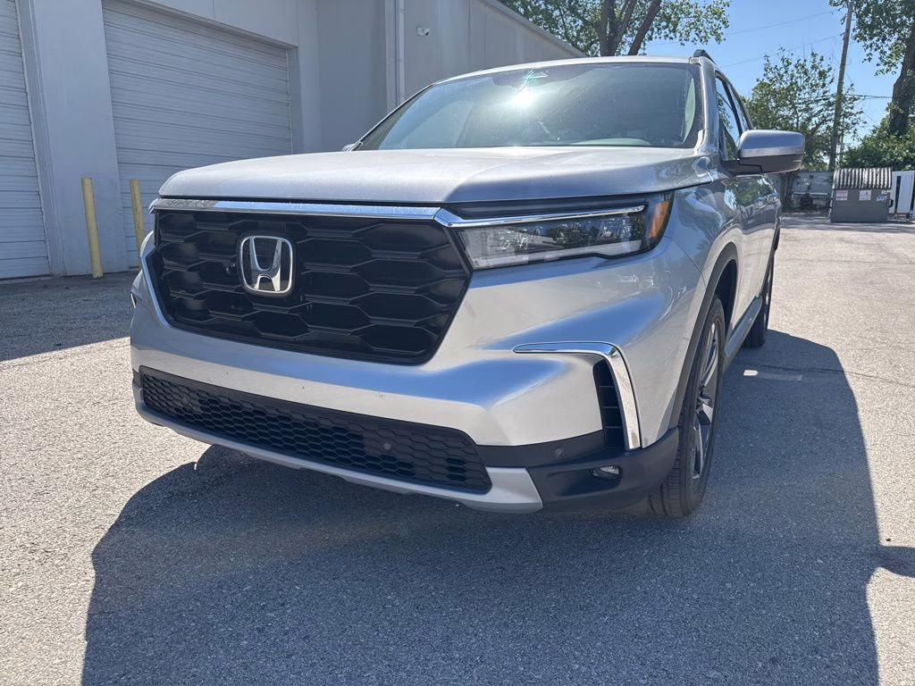 2025 Lunar Silver Metallic Honda Pilot Touring AWD SUV