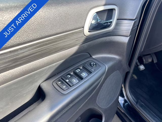 2021 Diamond Black Crystal Pearlcoat Jeep Grand Cherokee Laredo X 4X4 SUV