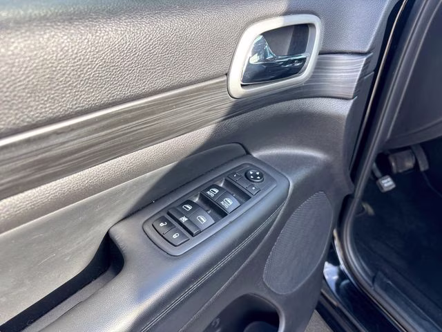 2021 Diamond Black Crystal Pearlcoat Jeep Grand Cherokee Laredo X 4X4 SUV