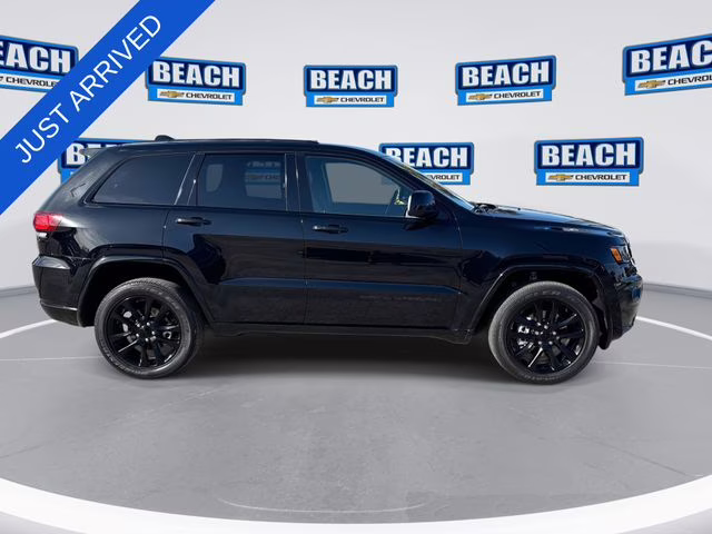 2021 Diamond Black Crystal Pearlcoat Jeep Grand Cherokee Laredo X 4X4 SUV