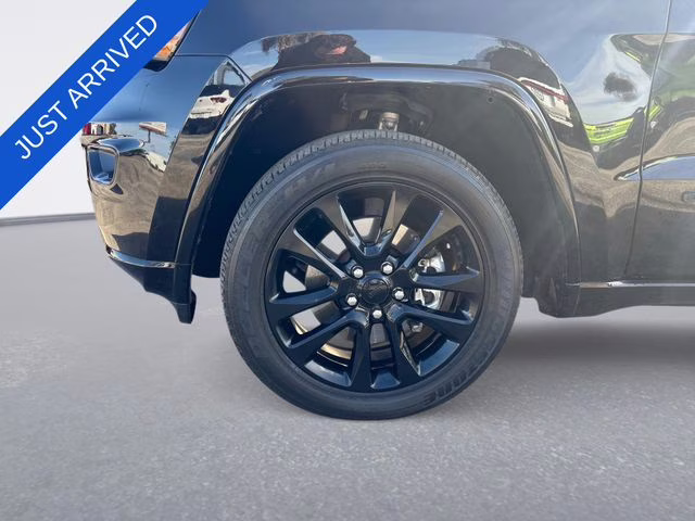 2021 Diamond Black Crystal Pearlcoat Jeep Grand Cherokee Laredo X 4X4 SUV