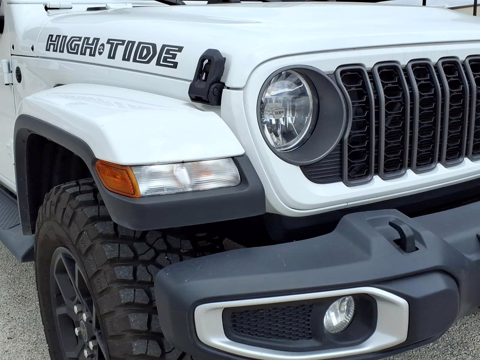 2025 Bright White Clearcoat Jeep Gladiator High Tide 4X4 Truck