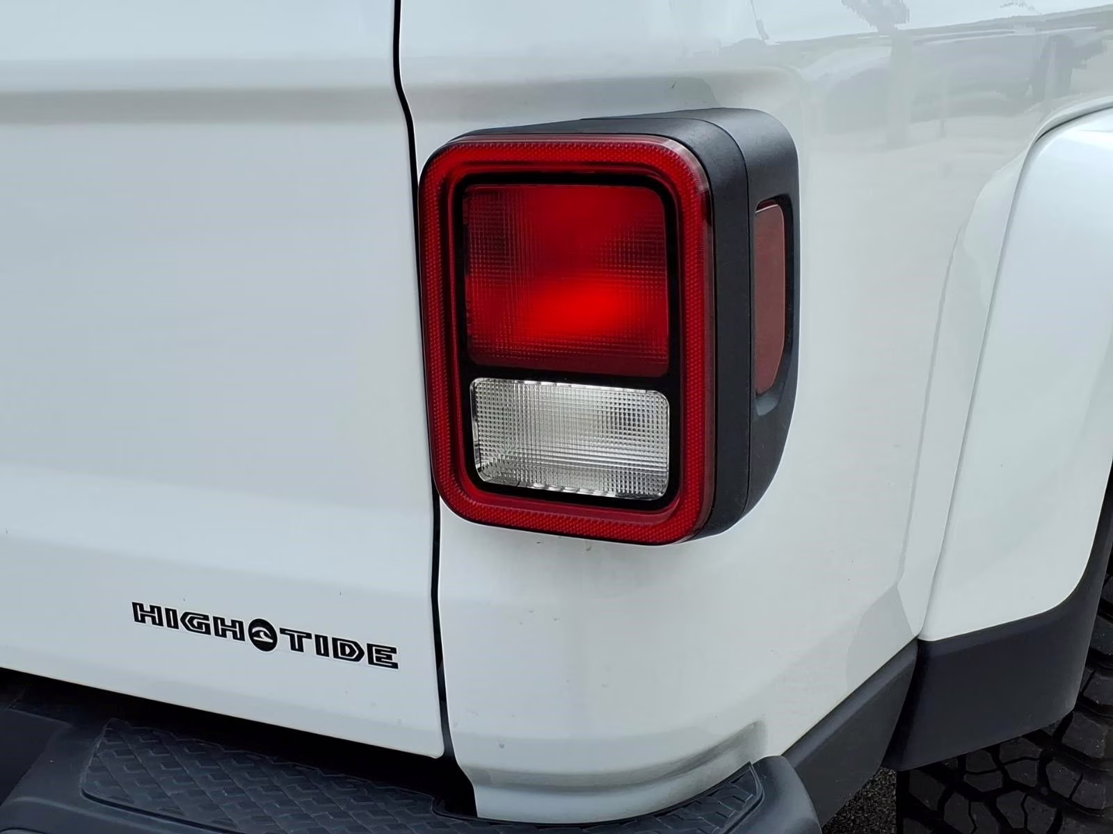 2025 Bright White Clearcoat Jeep Gladiator High Tide 4X4 Truck