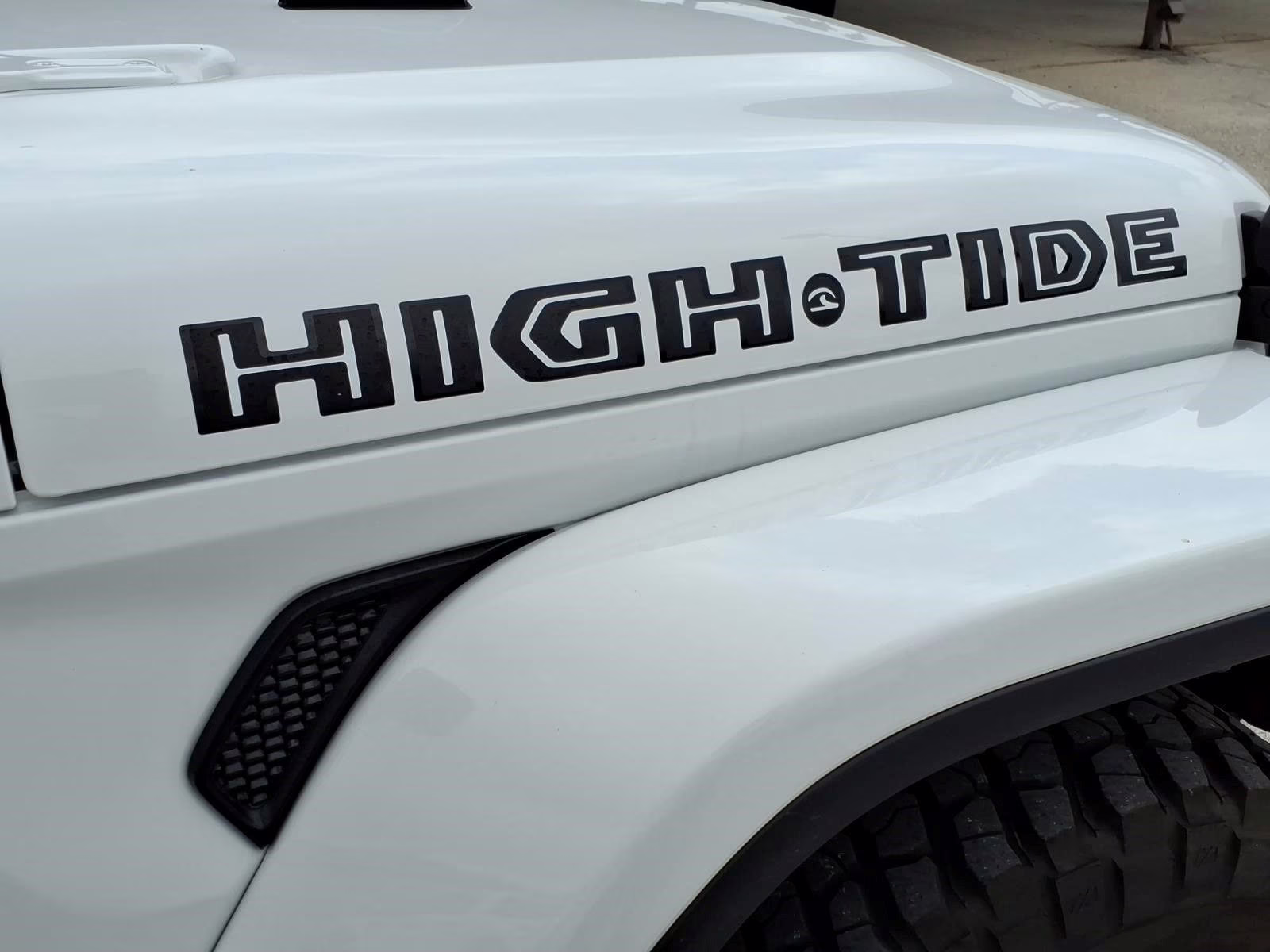 2025 Bright White Clearcoat Jeep Gladiator High Tide 4X4 Truck