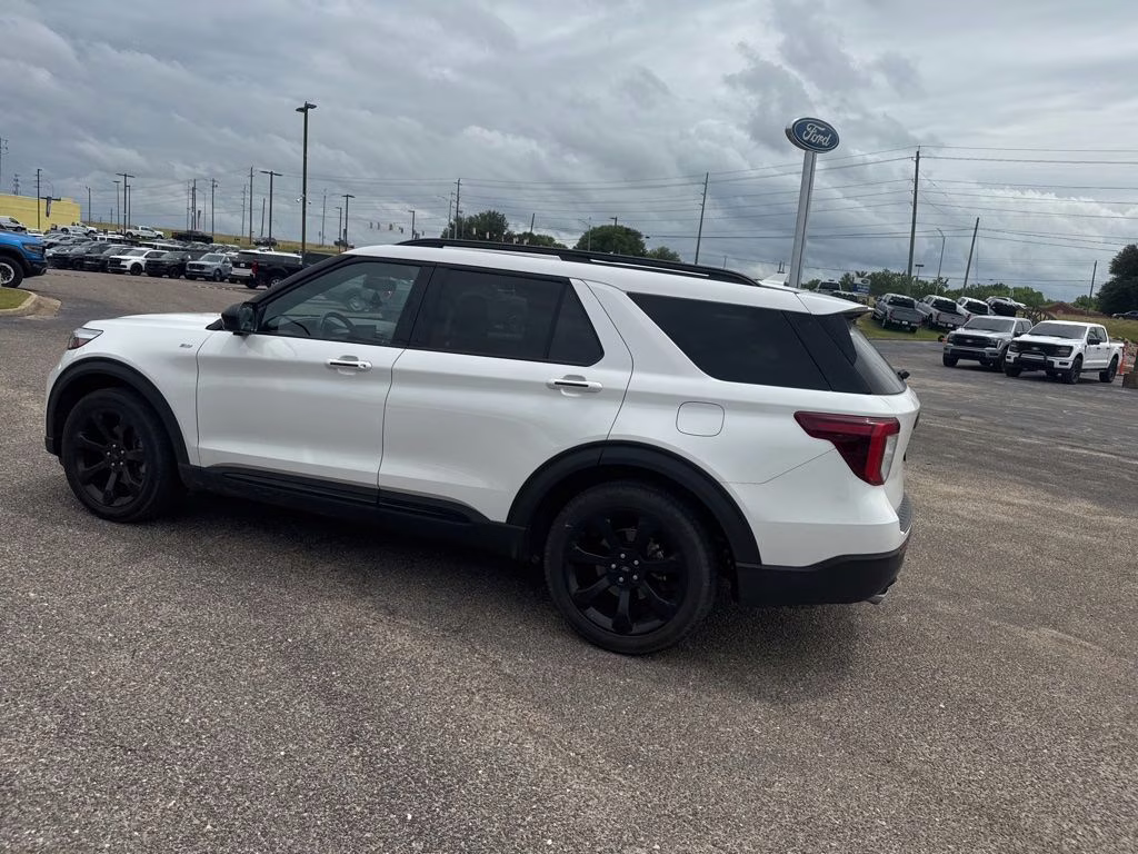 2023 Star White Metallic Tri-Coat Ford Explorer ST-Line RWD SUV