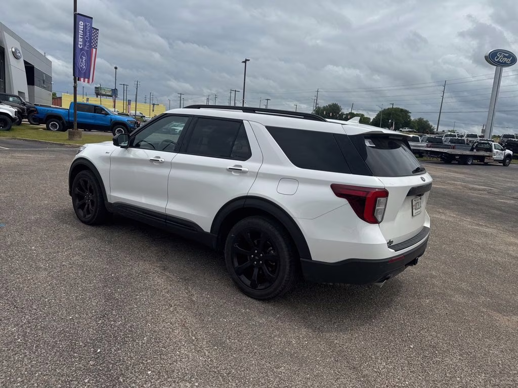 2023 Star White Metallic Tri-Coat Ford Explorer ST-Line RWD SUV