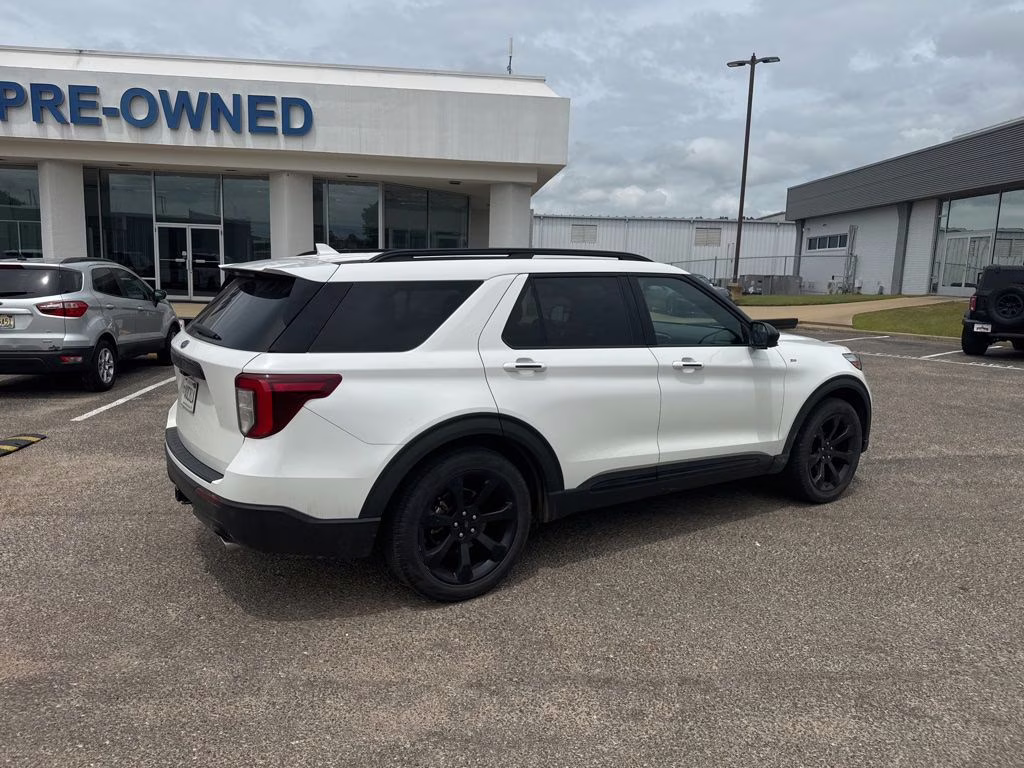 2023 Star White Metallic Tri-Coat Ford Explorer ST-Line RWD SUV