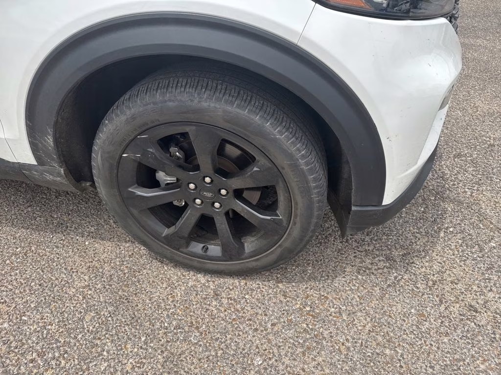 2023 Star White Metallic Tri-Coat Ford Explorer ST-Line RWD SUV