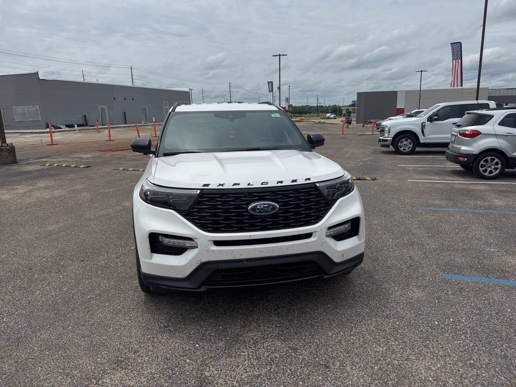 2023 Star White Metallic Tri-Coat Ford Explorer ST-Line RWD SUV