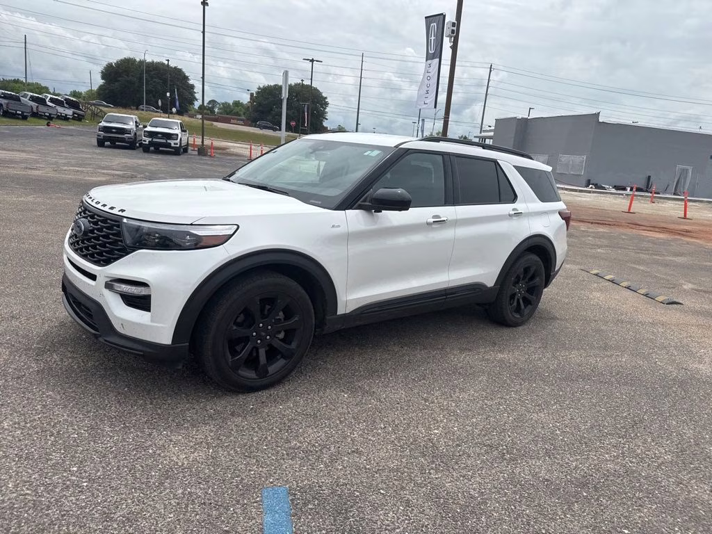 2023 Star White Metallic Tri-Coat Ford Explorer ST-Line RWD SUV
