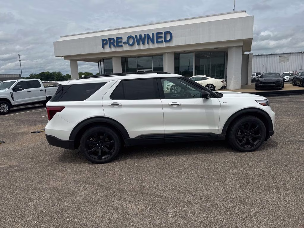 2023 Star White Metallic Tri-Coat Ford Explorer ST-Line RWD SUV