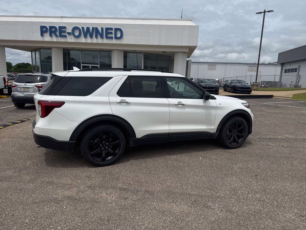 2023 Star White Metallic Tri-Coat Ford Explorer ST-Line RWD SUV