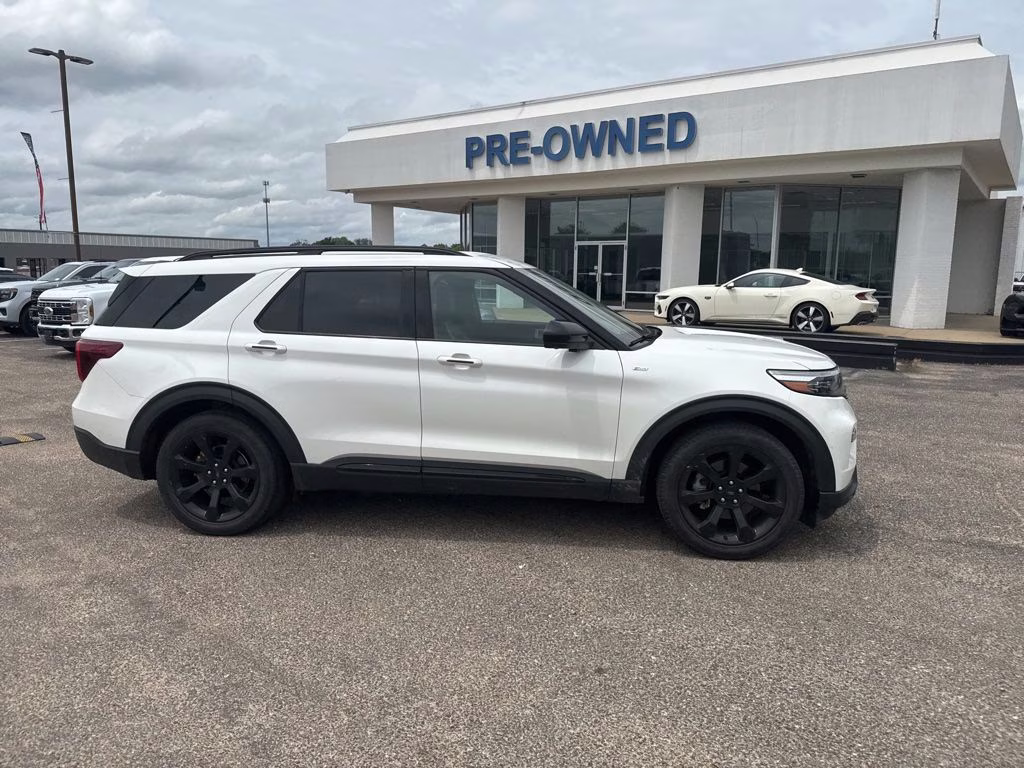 2023 Star White Metallic Tri-Coat Ford Explorer ST-Line RWD SUV