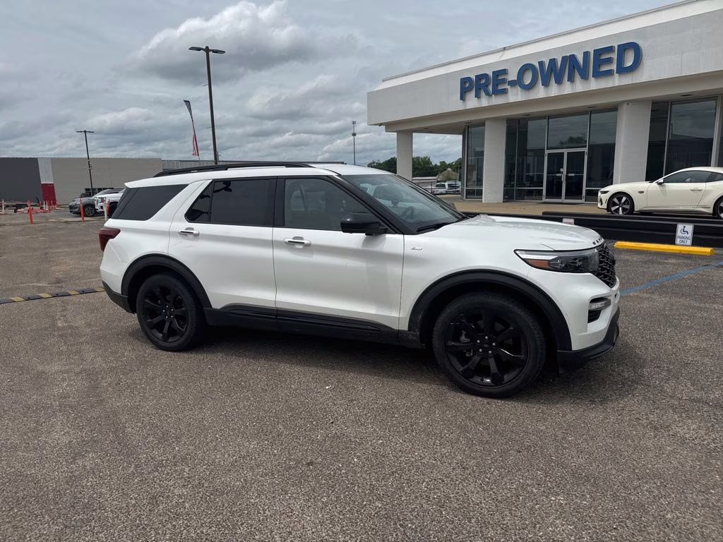 2023 Star White Metallic Tri-Coat Ford Explorer ST-Line RWD SUV