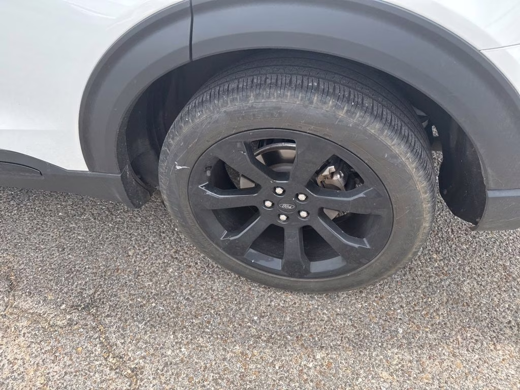 2023 Star White Metallic Tri-Coat Ford Explorer ST-Line RWD SUV