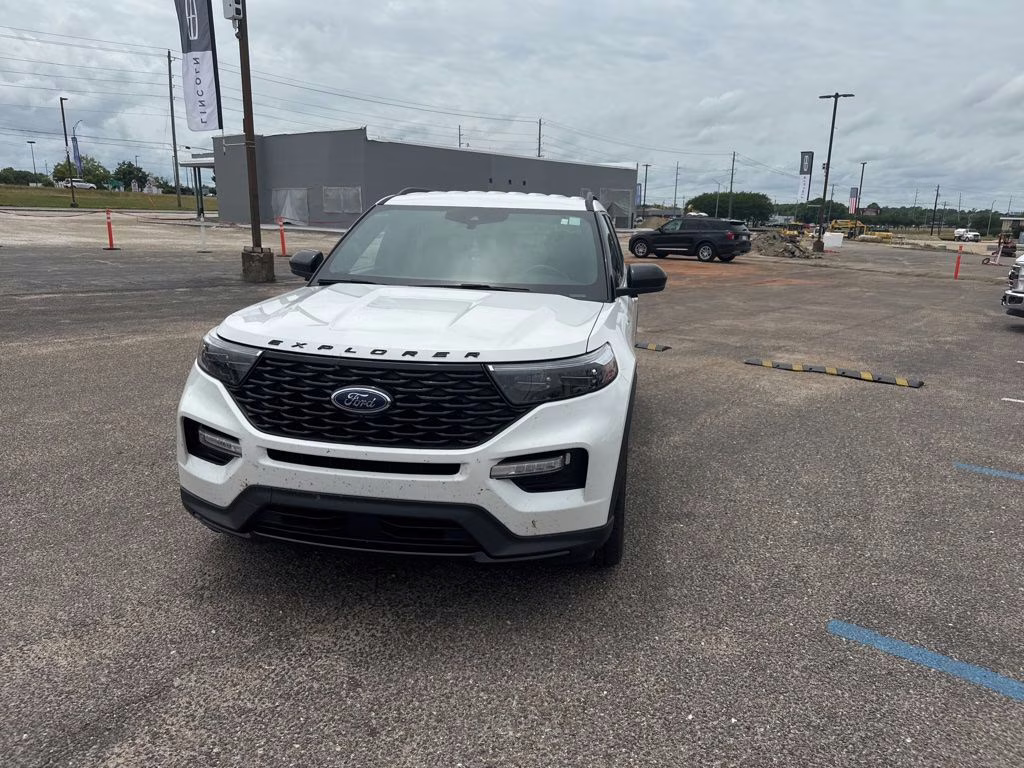 2023 Star White Metallic Tri-Coat Ford Explorer ST-Line RWD SUV