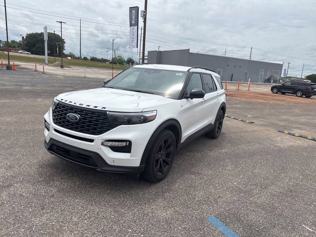 2023 Star White Metallic Tri-Coat Ford Explorer ST-Line RWD SUV