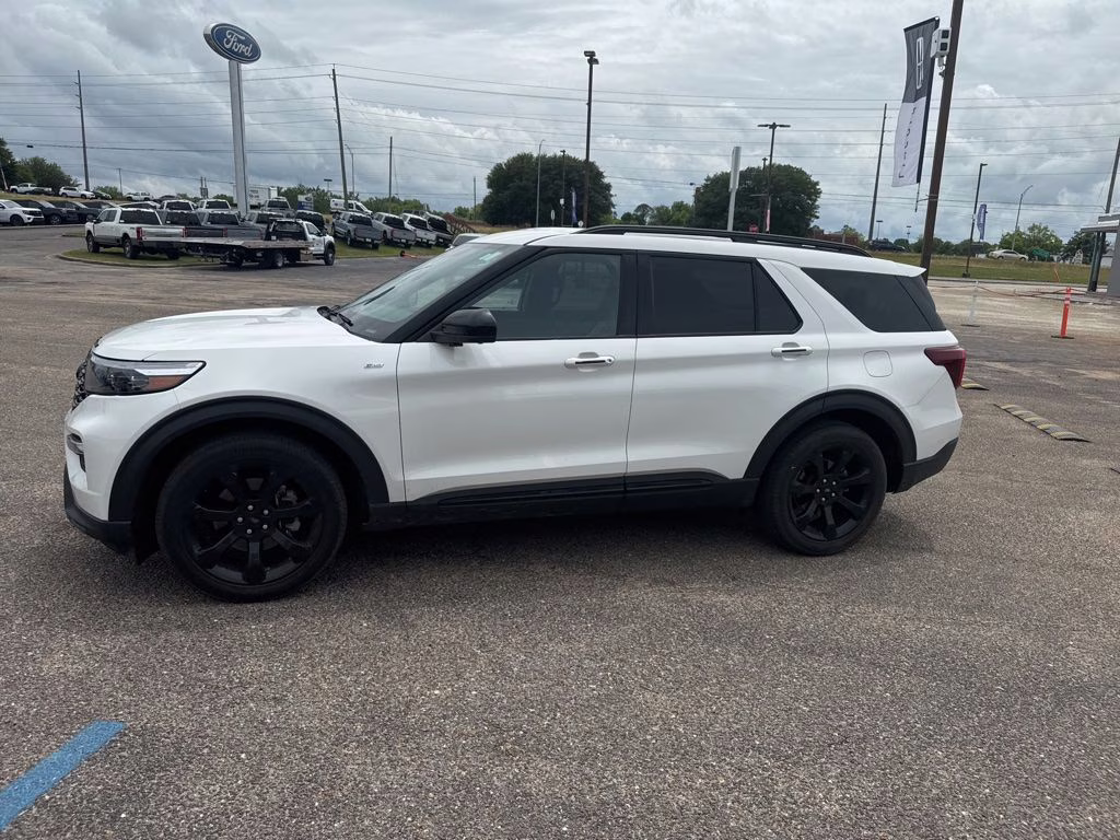 2023 Star White Metallic Tri-Coat Ford Explorer ST-Line RWD SUV