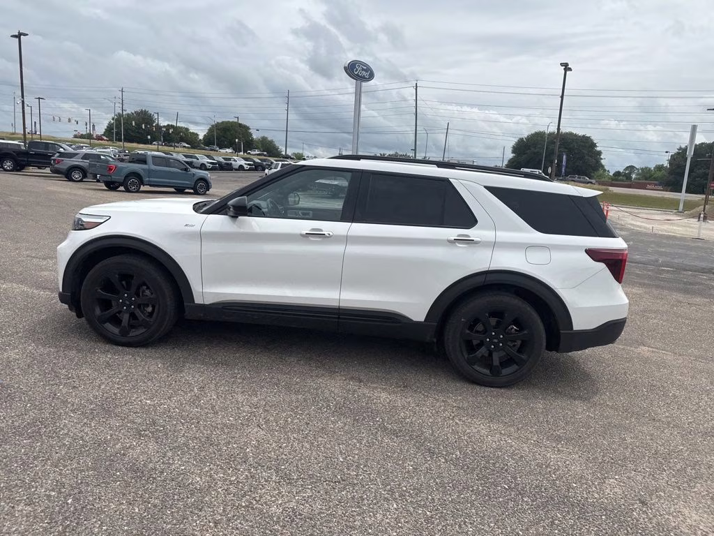 2023 Star White Metallic Tri-Coat Ford Explorer ST-Line RWD SUV