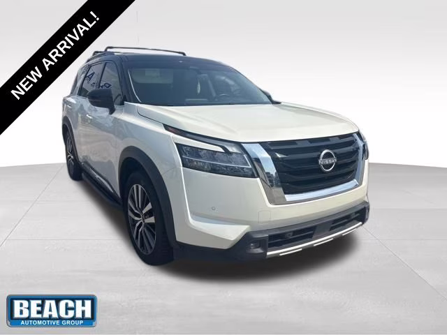 2022 Pearl White Tricoat/Super Black Nissan Pathfinder Platinum 4X4 SUV